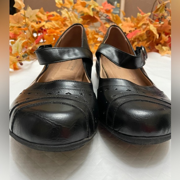 Black leather Mary Jane’s. Custom Plus by Predictions in Size 10. - Picture 4 of 7